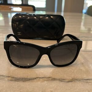 Chanel sunglasses
Model 5380. 56/17/140
Dark grey polarized lenses
